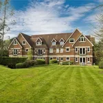 Rent 3 bedroom flat in Elmbridge