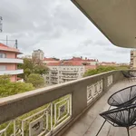 Rent a room of 300 m² in Lisboa