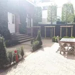 Quartier Montjoie, belle villa de charme composée de 4 chambres, 2 salles de bains, cuisine super équipée, un beau séjour lumineux avec FO, parquet, grandes caves + buanderi. Beau jardin et garag