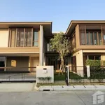 Rent 4 bedroom house of 300 m² in Bangkok