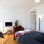 Rent a room of 60 m² in Porto