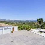 Rent 5 bedroom house of 280 m² in Estepona