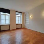 Maison de 610 m² avec 5 chambre(s) en location à Court-Saint-Etienne