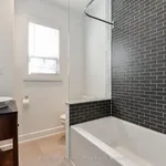 Maison de 3100 m² avec 3 chambre(s) en location à Toronto (Danforth Village-East York)