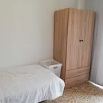 Rent a room of 90 m² in Valencia