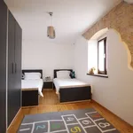 Rent 2 bedroom house of 220 m² in Golaš