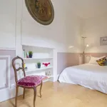Appartement de 320 m² avec 1 chambre(s) en location à Paris