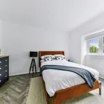 Rent 3 bedroom apartment of 103 m² in Reigate and Banstead