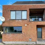 Gelijkvloersappartement met 1 slaapkamer, tuin en garage.