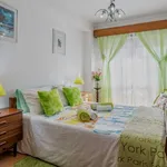 Rent a room of 20 m² in porto