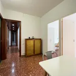 Rent a room of 91 m² in Barcelona