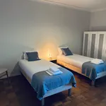 Rent a room of 200 m² in Porto