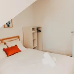 Rent a room of 250 m² in Porto