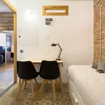 Rent 4 bedroom apartment of 36 m² in Barcelona