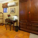 Rent a room of 700 m² in Porto