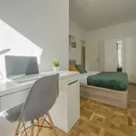 Rent a room of 220 m² in madrid