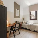 Rent 4 bedroom apartment of 67 m² in Barcelona