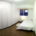 Rent a room of 95 m² in Valencia