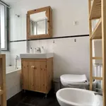 Rent a room of 80 m² in lisbon