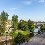 Pronajměte si 4 ložnic/e byt o rozloze 115 m² v Prague