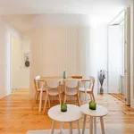 Rent 5 bedroom apartment of 60 m² in Porto