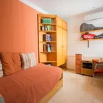 Rent a room of 140 m² in valencia