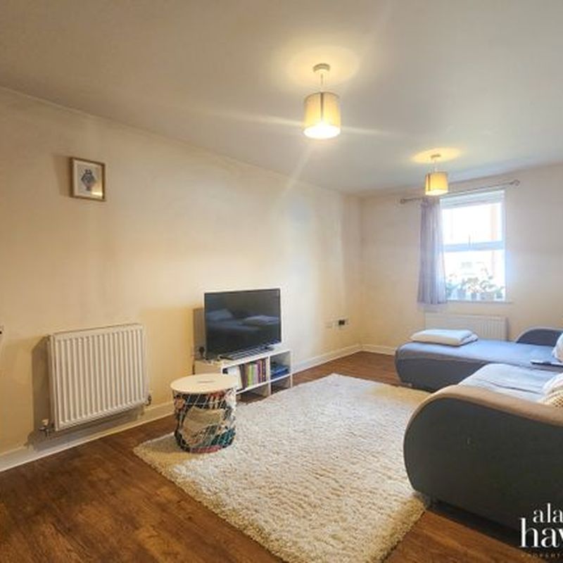Flat to rent in Cloatley Crescent, Royal Wootton Bassett SN4