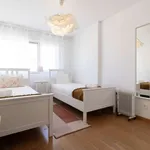 Rent 4 bedroom apartment of 130 m² in lisbon