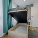 Rent a room of 200 m² in madrid