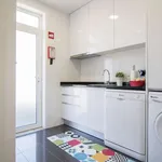 Rent a room of 80 m² in porto