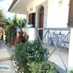 Villa a schiera arredata con terrazzo