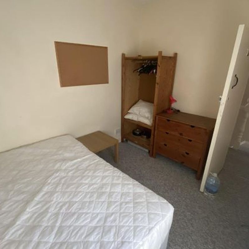 Room to rent in Castle Buildings, Forest Road, Treforest CF37