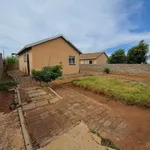 Rent 2 bedroom house of 300 m² in Soweto