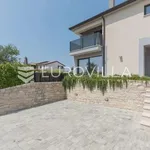 Rent 3 bedroom house of 143 m² in Brtonigla