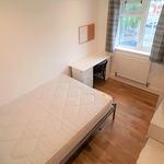 Rent 3 bedroom flat in Swansea