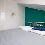 Rent a room of 100 m² in lisbon