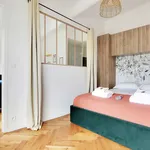 Rent 1 bedroom apartment of 350 m² in Paris