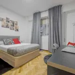 Rent a room of 220 m² in madrid