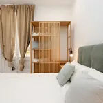 Rent 4 bedroom apartment of 45 m² in Barcelona