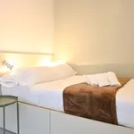 Rent 5 bedroom apartment of 68 m² in Madrid