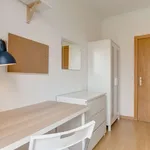 Rent a room of 100 m² in lisbon