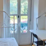 Rent a room of 200 m² in lisbon