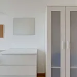 Rent a room of 100 m² in lisbon