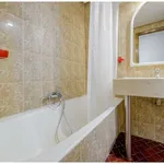 Rent a room of 200 m² in madrid