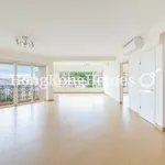 Rent 4 bedroom apartment of 151 m² in North Point Hill