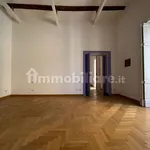 Affitto 5 camera appartamento di 355 m² in Naples