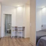 Rent 1 bedroom apartment of 28 m² in Paris