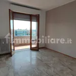 Affitto 3 camera casa di 100 m² in Voghera