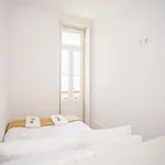 Rent 2 bedroom apartment of 1055 m² in Porto