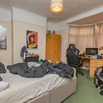 Rent 4 bedroom flat in West Midlands